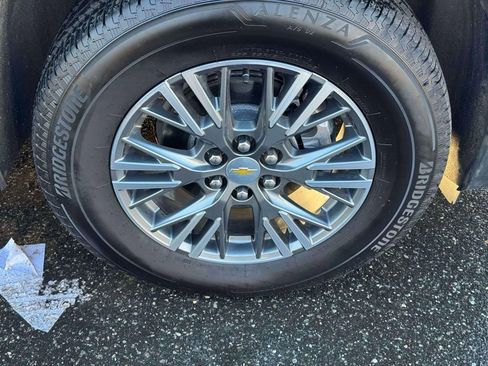 Used 2025 Chevrolet Traverse LT w/ Driver Confidence Package image 9