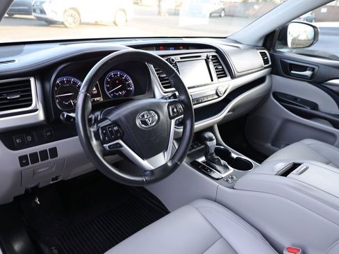 Used 2019 Toyota Highlander XLE image 23
