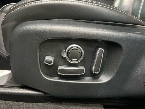 Used 2018 Land Rover Range Rover Velar R-Dynamic HSE image 16