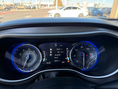 Used 2022 Chrysler Pacifica Touring-L image 10