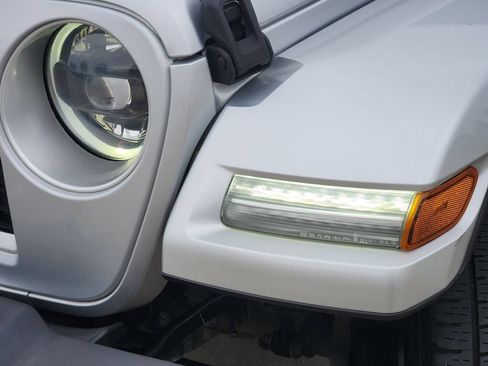 Used 2023 Jeep Wrangler Unlimited Sahara AWD/4WD image 10