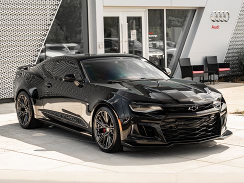 Used 2017 Chevrolet Camaro SS RWD image 2