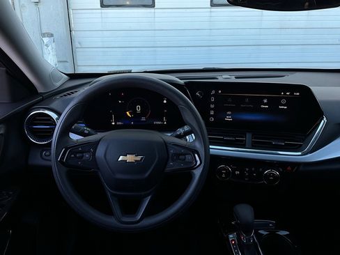 Used 2025 Chevrolet Trax LT image 12