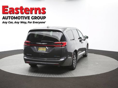 Used 2022 Chrysler Pacifica Touring-L w/ Uconnect Theater Family Group FWD image 40