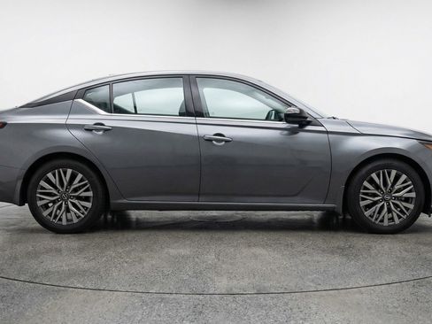 Used 2025 Nissan Altima 2.5 SV FWD image 11