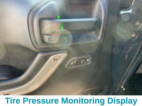 Used 2017 Jeep Wrangler Rubicon w/ Power Convenience Group image 12