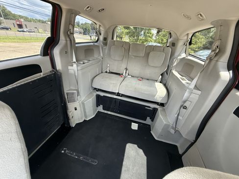 Used 2012 Dodge Grand Caravan SXT FWD image 28