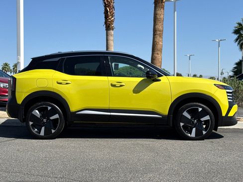 Used 2025 Nissan Kicks SR image 2