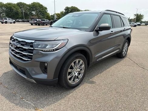 Used 2025 Ford Explorer Active w/ Active Comfort Package AWD/4WD image 2