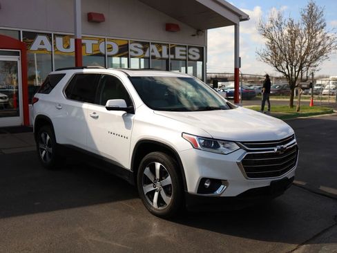 Used 2020 Chevrolet Traverse LT w/ LT Premium Package image 3