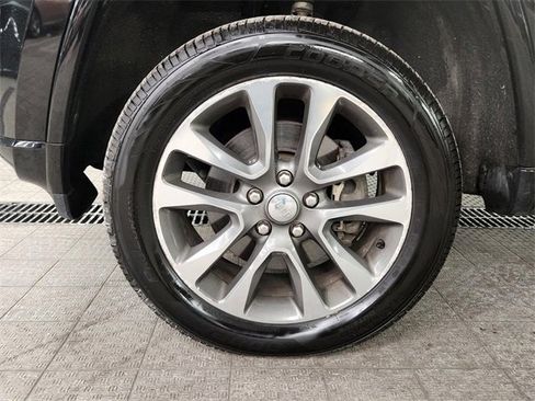 Used 2017 Jeep Grand Cherokee Overland image 31