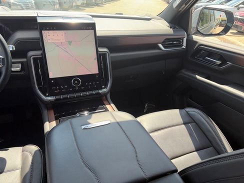 Used 2025 GMC Yukon Denali AWD/4WD image 23