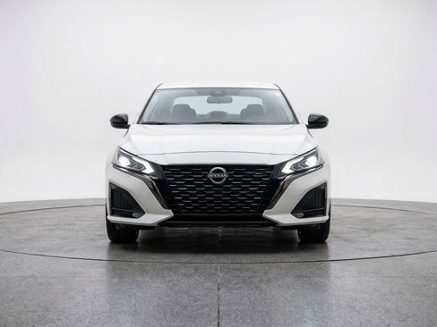 Used 2025 Nissan Altima 2.5 SV FWD image 2