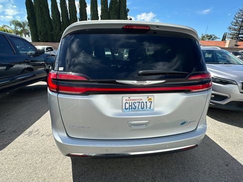 Used 2023 Chrysler Pacifica Touring-L image 6