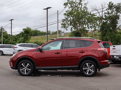 Used 2018 Toyota RAV4 XLE AWD/4WD image 4