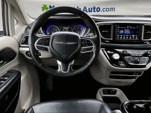 Used 2020 Chrysler Pacifica Touring-L image 9