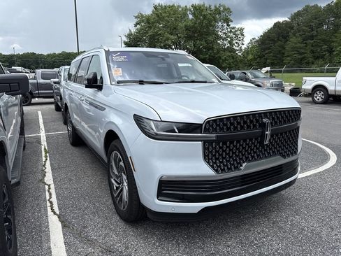 Used 2025 Lincoln Navigator L Reserve AWD/4WD image 2