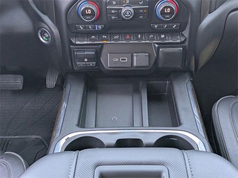 Used 2022 Chevrolet Silverado 1500 High Country w/ Technology Package image 18