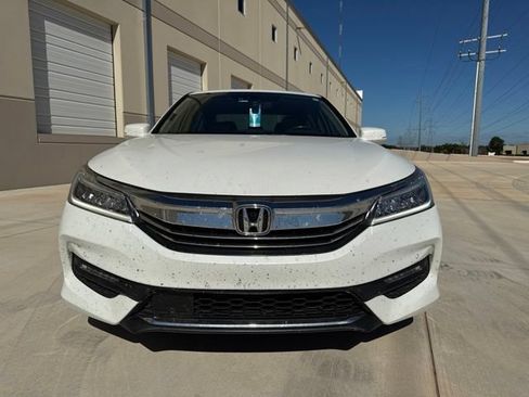 Used 2017 Honda Accord Touring image 2