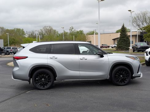 Used 2023 Toyota Highlander XSE AWD/4WD image 9