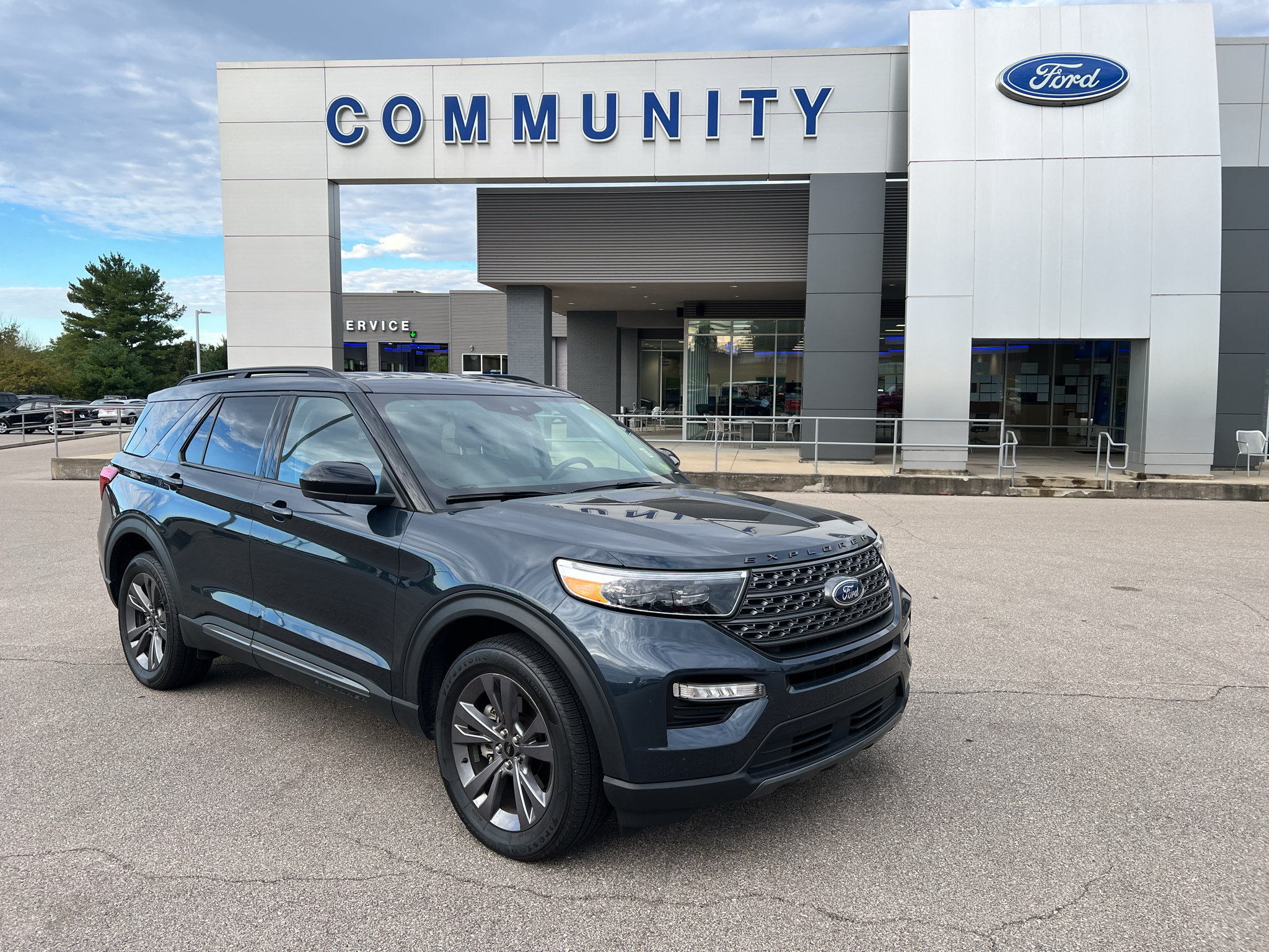 Used 2023 Ford Explorer XLT w/ Equipment Group 202A AWD/4WD image 4