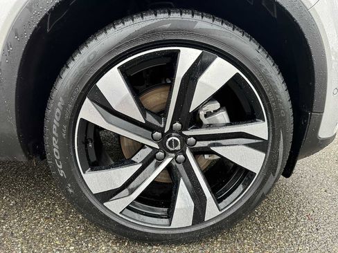 Used 2025 Volvo XC40 B5 Plus w/ Climate Package image 9