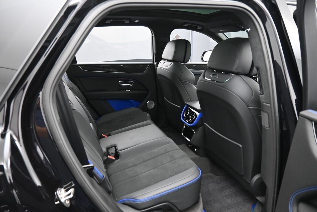 Certified 2025 Bentley Bentayga AWD/4WD image 29