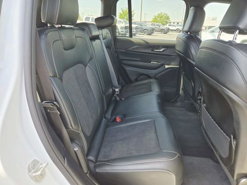 Used 2024 Jeep Grand Cherokee Altitude image 16