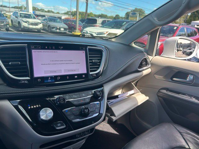 Used 2022 Chrysler Pacifica Touring-L FWD image 19