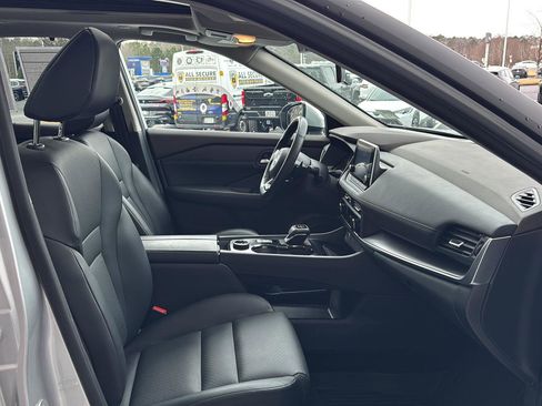 Used 2023 Nissan Rogue SV w/ SV Premium B Package image 10