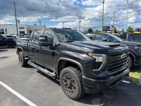 Used 2024 Chevrolet Silverado 2500 LT w/ Midnight Edition AWD/4WD image 5