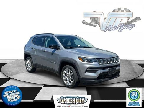 Certified 2022 Jeep Compass Latitude w/ Sun and Sound Group AWD/4WD image 1