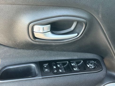 Used 2020 Jeep Renegade Latitude w/ Cold Weather Group AWD/4WD image 30