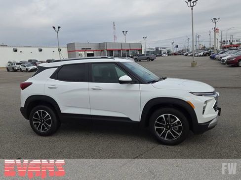 Used 2024 Chevrolet TrailBlazer LT w/ Driver Confidence Package image 2