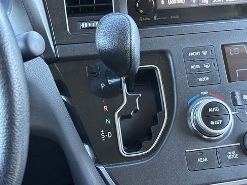 Used 2017 Toyota Sienna LE image 23