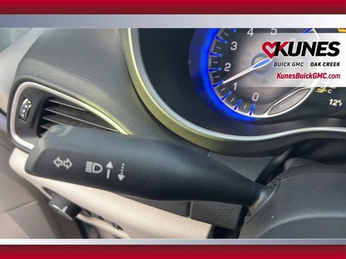 Used 2024 Chrysler Pacifica Touring-L FWD image 19