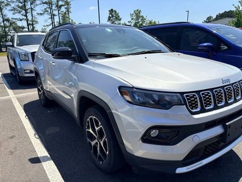 Used 2025 Jeep Compass Limited AWD/4WD image 3