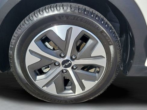 Used 2022 Kia Niro EX w/ Cold Weather Package FWD image 33