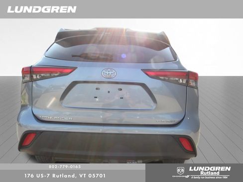 Used 2021 Toyota Highlander XLE AWD/4WD image 6