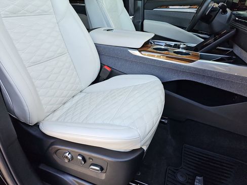 Certified 2025 Cadillac Escalade Sport Platinum AWD/4WD image 10