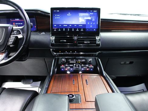 Used 2024 Lincoln Navigator L 4WD image 19