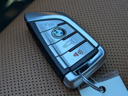 Used 2022 BMW 740i w/ M Sport Package image 25