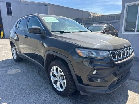 Used 2024 Jeep Compass Latitude AWD/4WD image 3