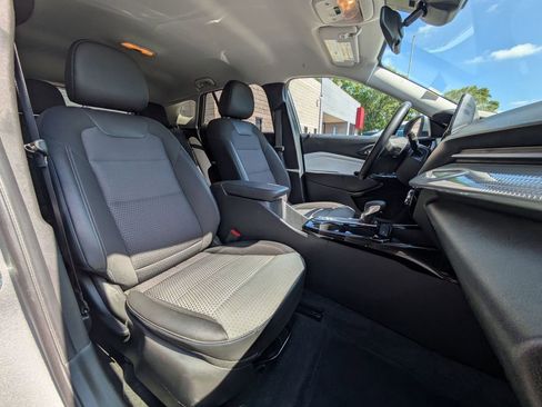 Used 2025 Chevrolet Trax LT w/ LT Convenience Package FWD image 30