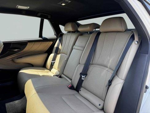 Used 2023 Lexus LS 500 w/ Accessory Package (Z2) RWD image 37