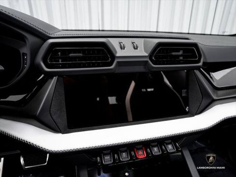 Used 2026 Lamborghini Urus SE AWD/4WD image 25