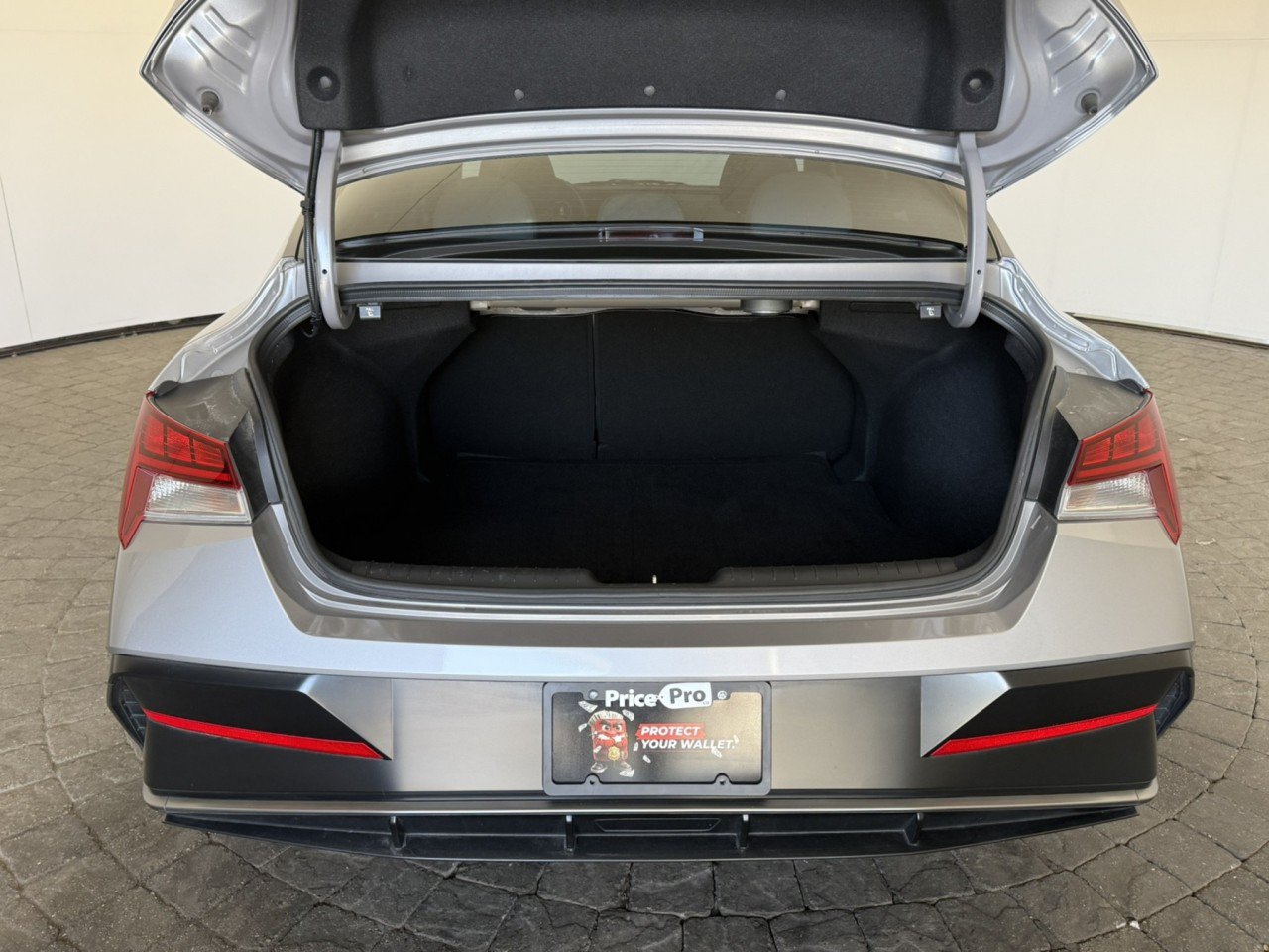 Used 2025 Hyundai Elantra Limited FWD image 7