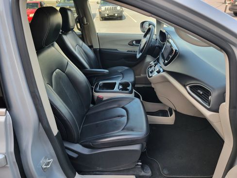 Used 2023 Chrysler Pacifica Touring-L FWD image 14