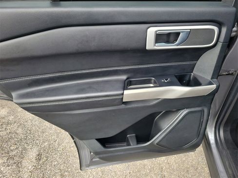 Used 2022 Ford Explorer XLT w/ Equipment Group 202A image 9