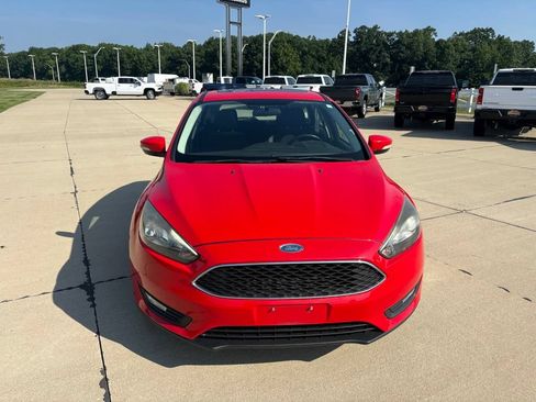 Used 2017 Ford Focus SEL w/ Cold Weather Package FWD image 9